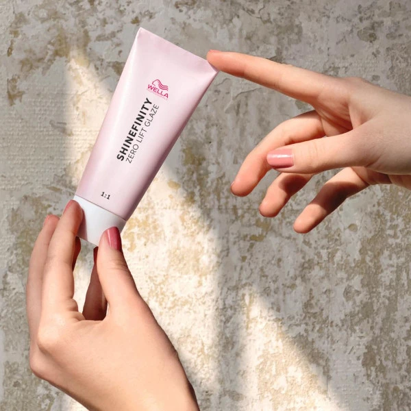 Coloration Gloss Shinefinity 04/07 Bitter Chocolate Wella 60ML 9 Coloration Gloss Shinefinity 04/07 Bitter Chocolate Wella 60ML – Image 7